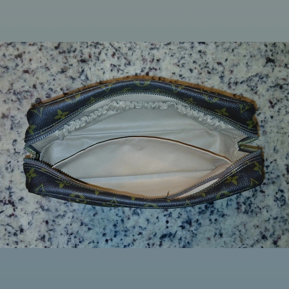 LOUIS VUITTON VINTAGE MAKEUP BAG - Picture 10 of 13